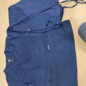 Used DaGacci scrubs set Small in Navy
